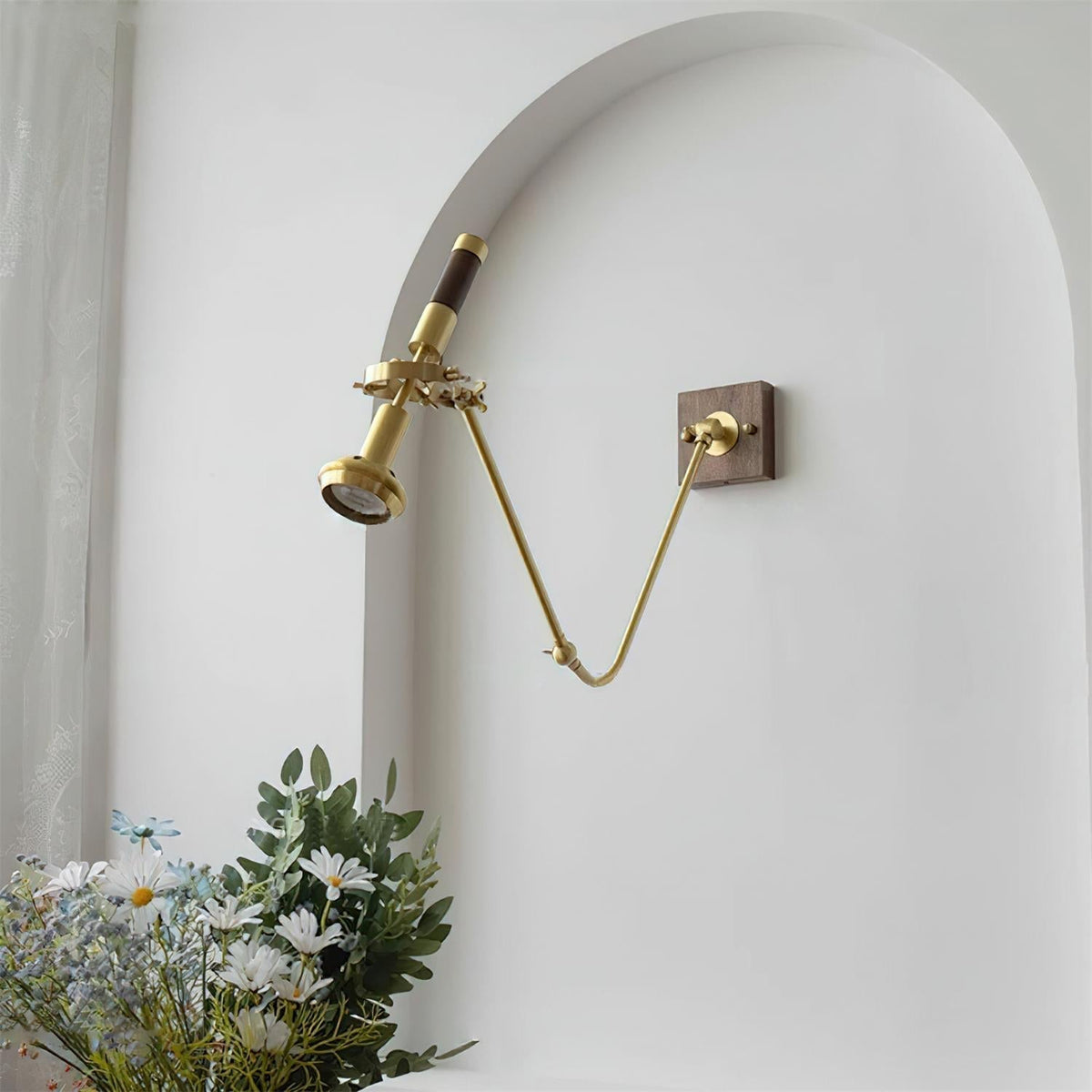 Aplique de pared ajustable de latón y nogal, estilo vintage industrial