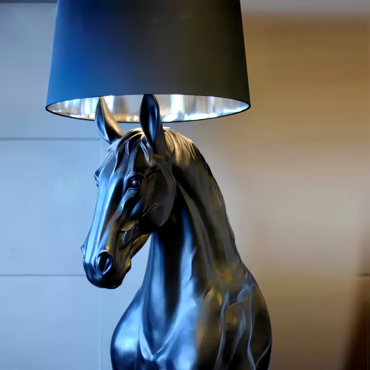Brammell lámpara de pie con estatua de caballo