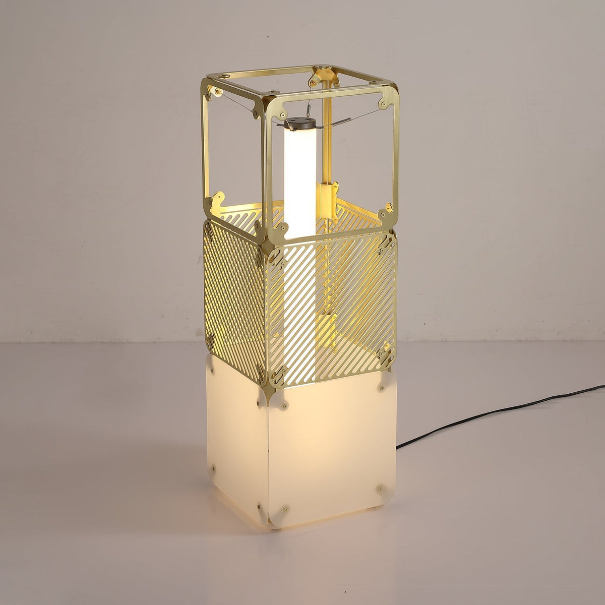 LuxeGrid lámpara de pie industrial de latón
