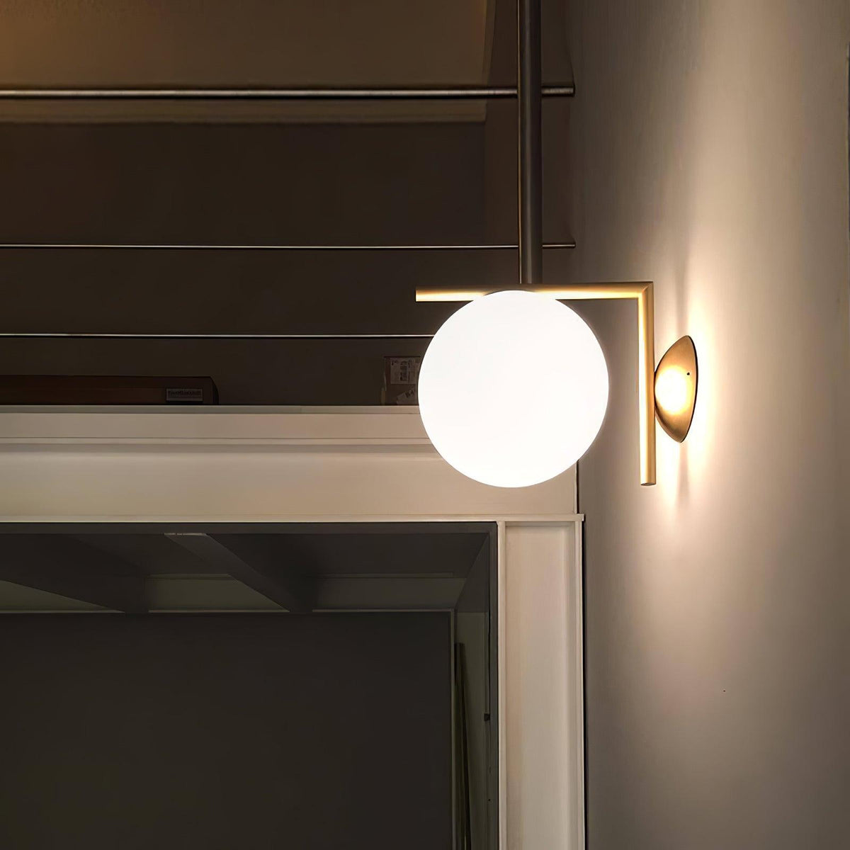 Joanna aplique de pared moderno minimalista en vidrio soplado opalino