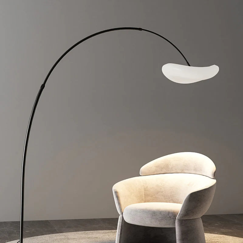 Mira Minimalista Irregularmente Metal LED Lámpara de Pie Negra/Blanca