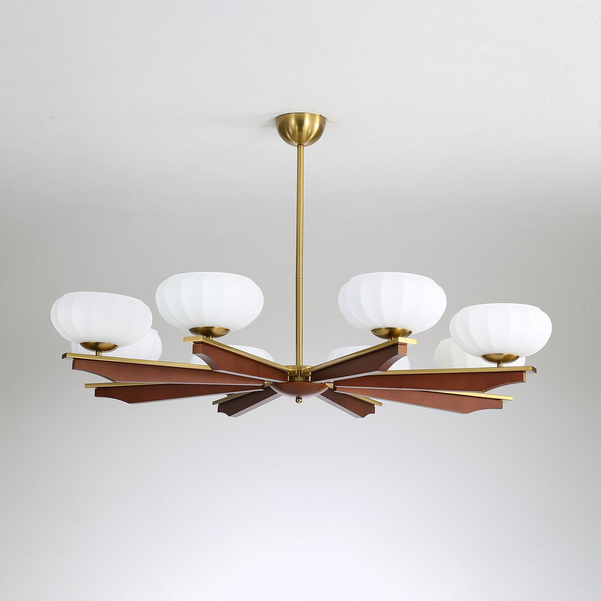 Uzoror lámpara de araña tradicional elegancia vintage madera