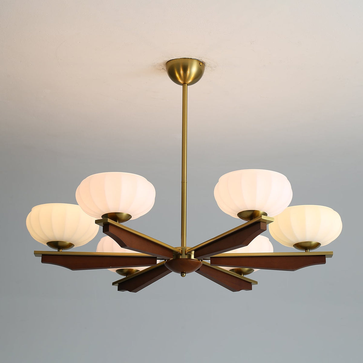 Uzoror lámpara de araña tradicional elegancia vintage madera