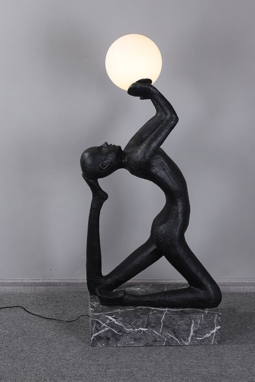Evvinyra lámpara de pie Contorted negra