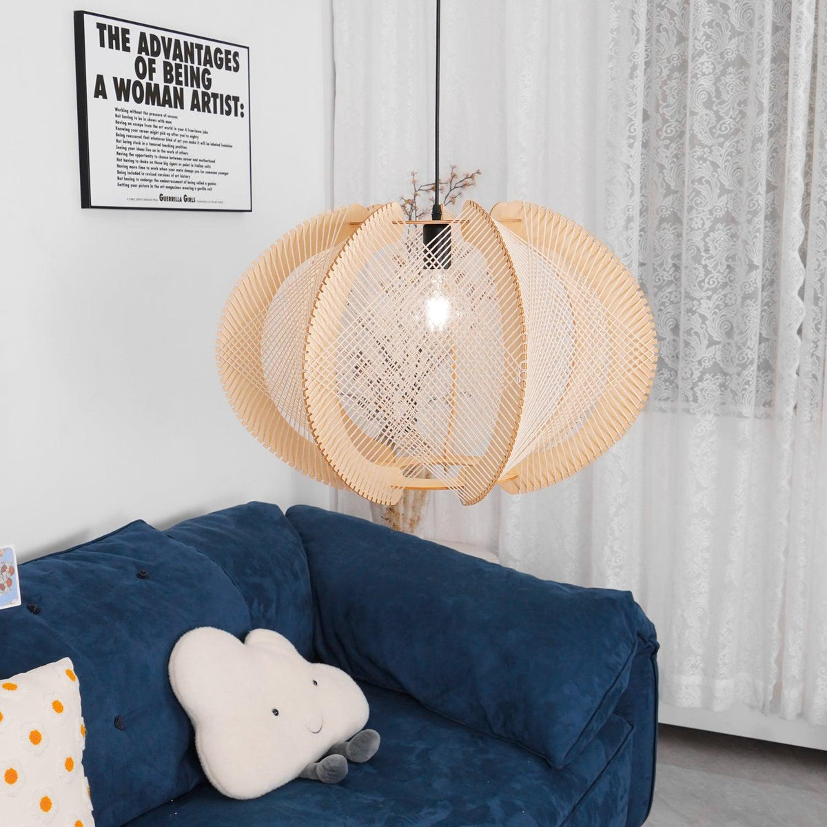 Vanto lámpara colgante con pantalla de tejido, marco de madera y detalle de alambre