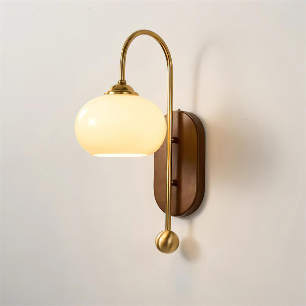 Aplique de pared de metal y vidrio con globo liso y placa trasera de madera