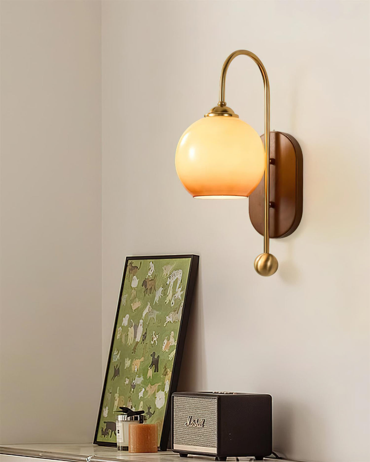 Aplique de pared de metal y vidrio con globo liso y placa trasera de madera