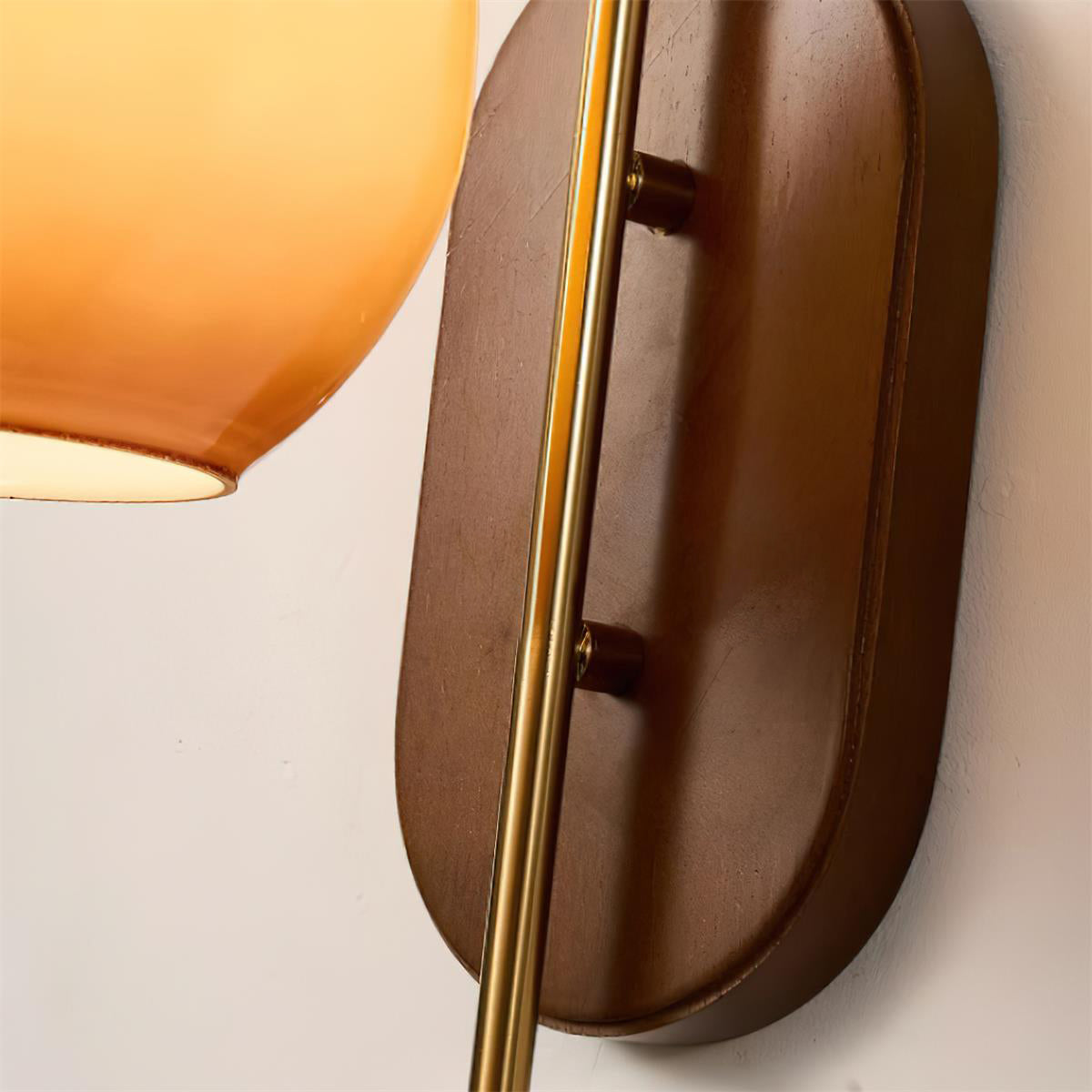 Aplique de pared de metal y vidrio con globo liso y placa trasera de madera