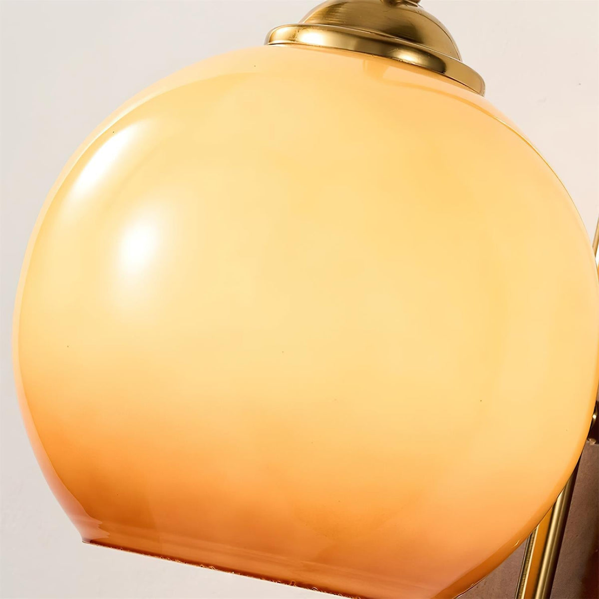 Aplique de pared de metal y vidrio con globo liso y placa trasera de madera
