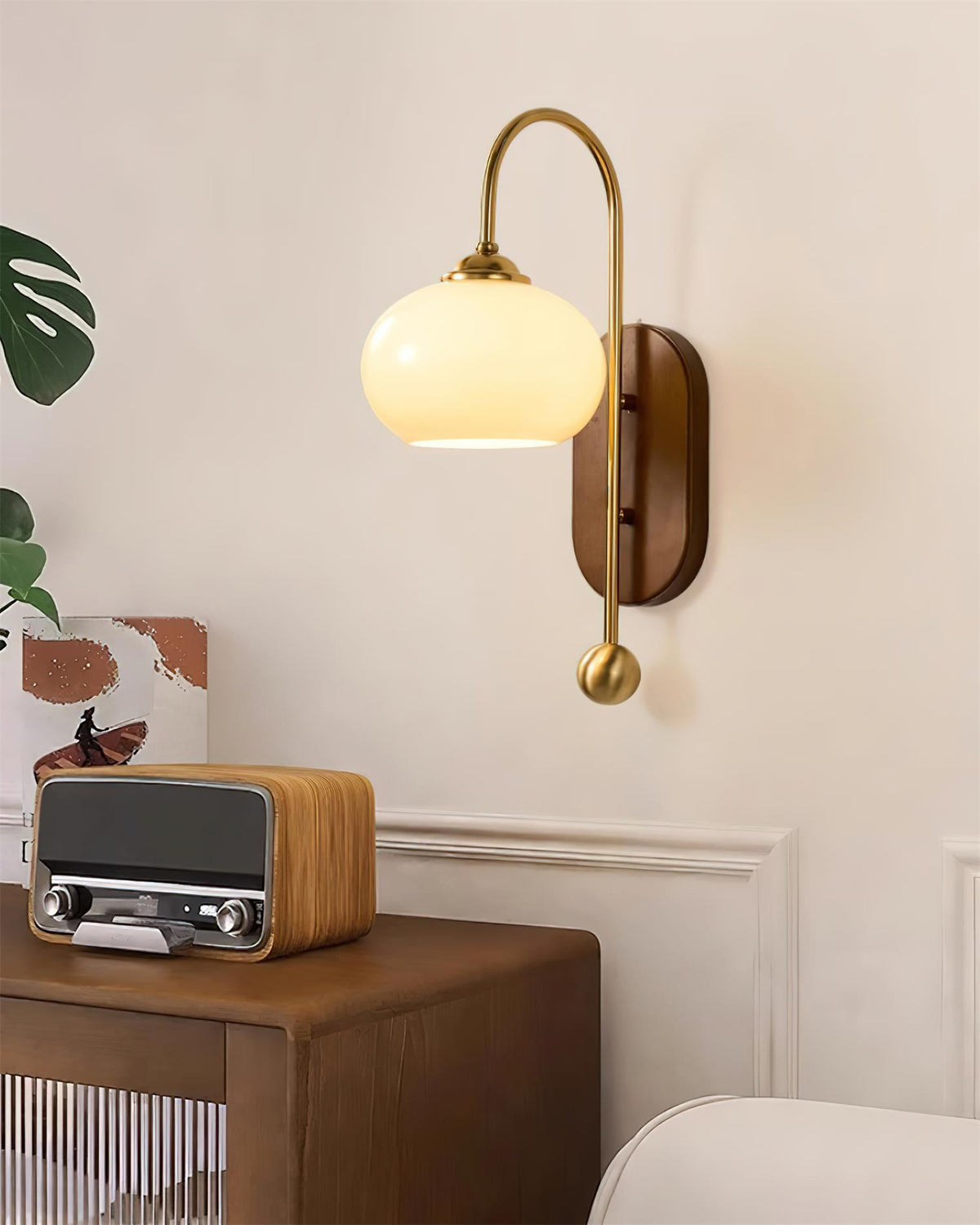 Aplique de pared de metal y vidrio con globo liso y placa trasera de madera