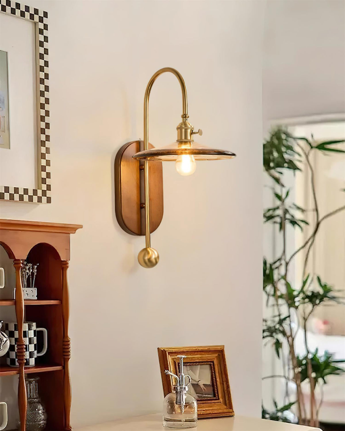 Aplique de pared de metal y vidrio con globo liso y placa trasera de madera