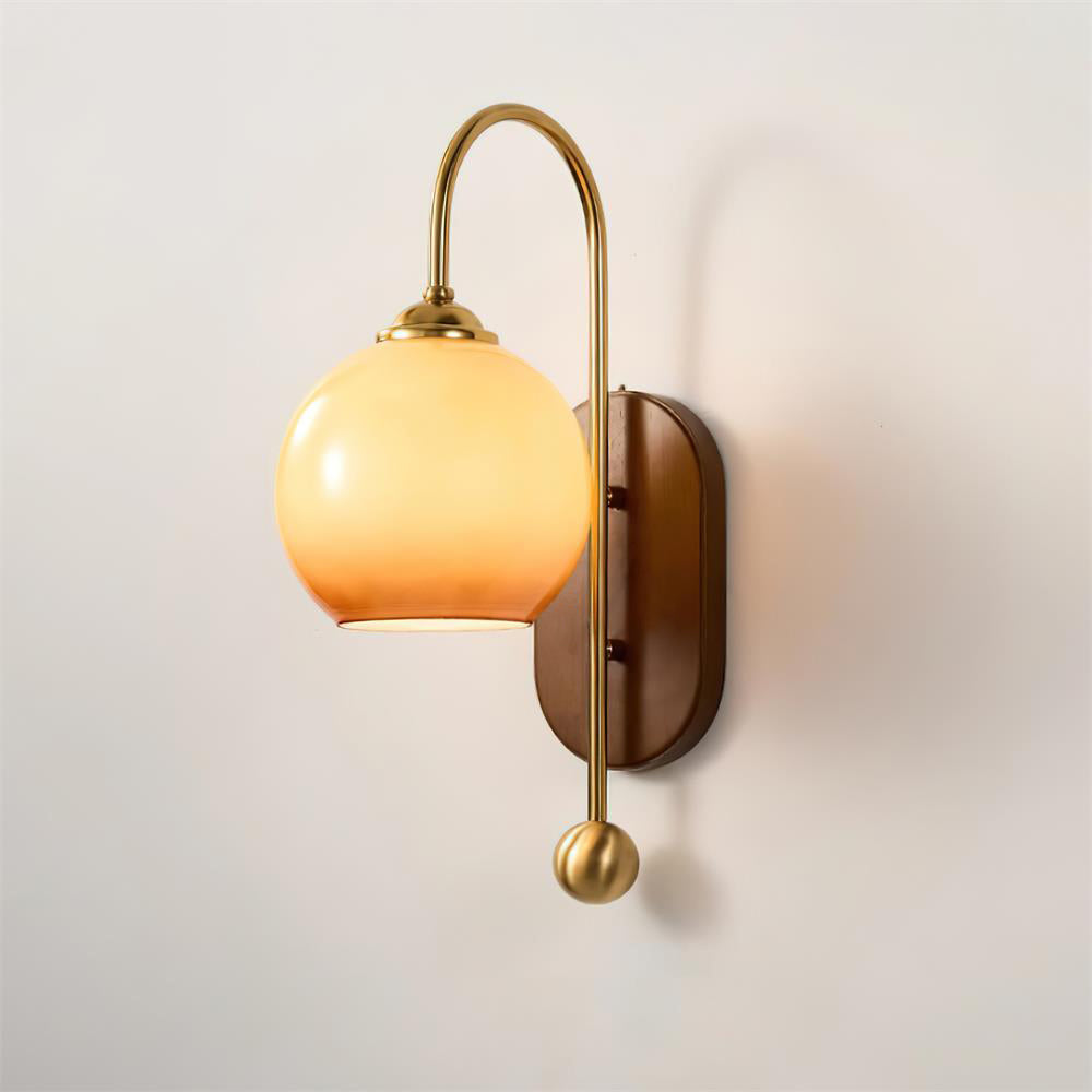 Aplique de pared de metal y vidrio con globo liso y placa trasera de madera