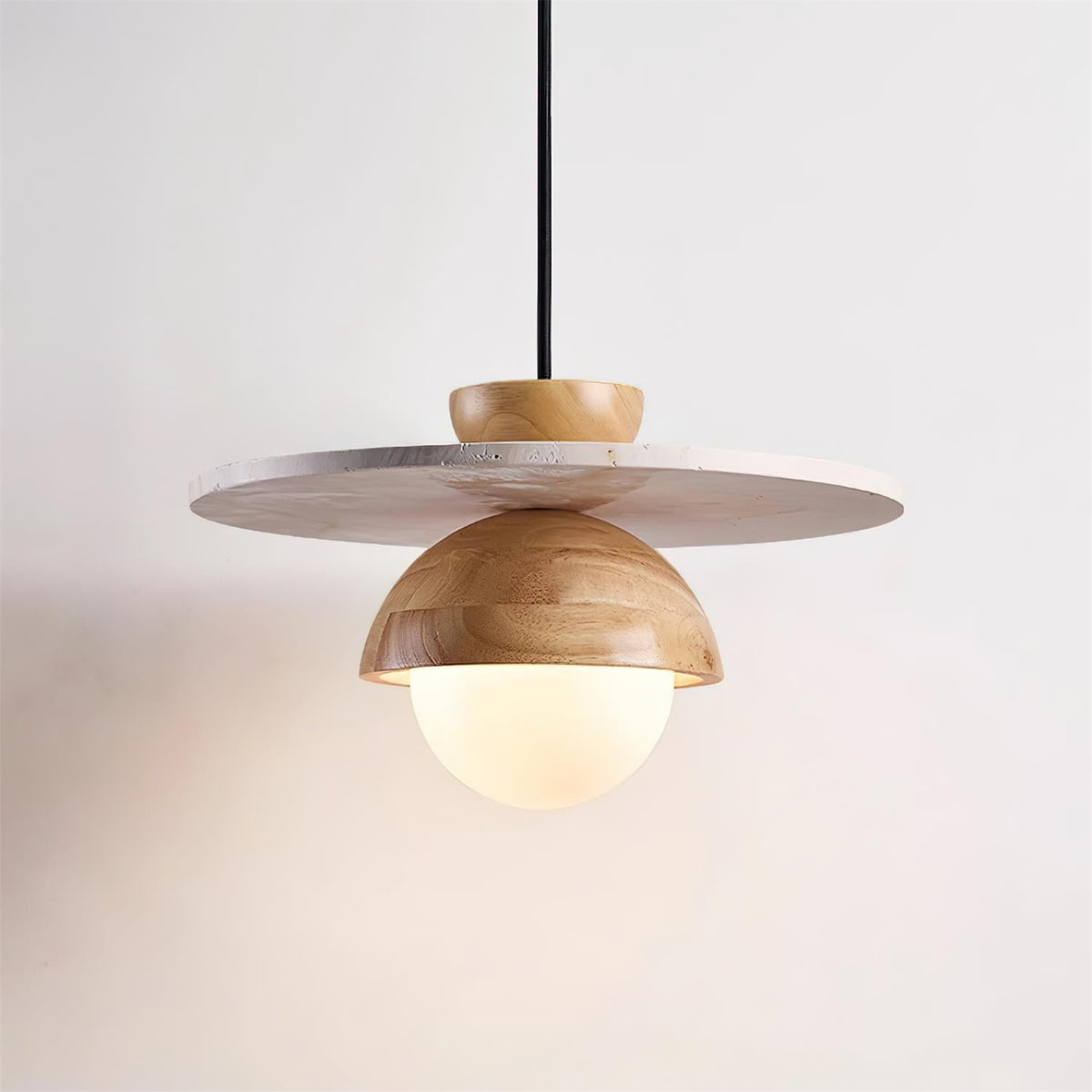 Calvion lámpara colgante de travertino, madera y vidrio con globo