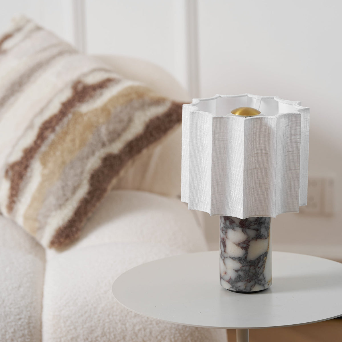 Serenity lámpara de mesa con pantalla de tejido plisado y base de mármol