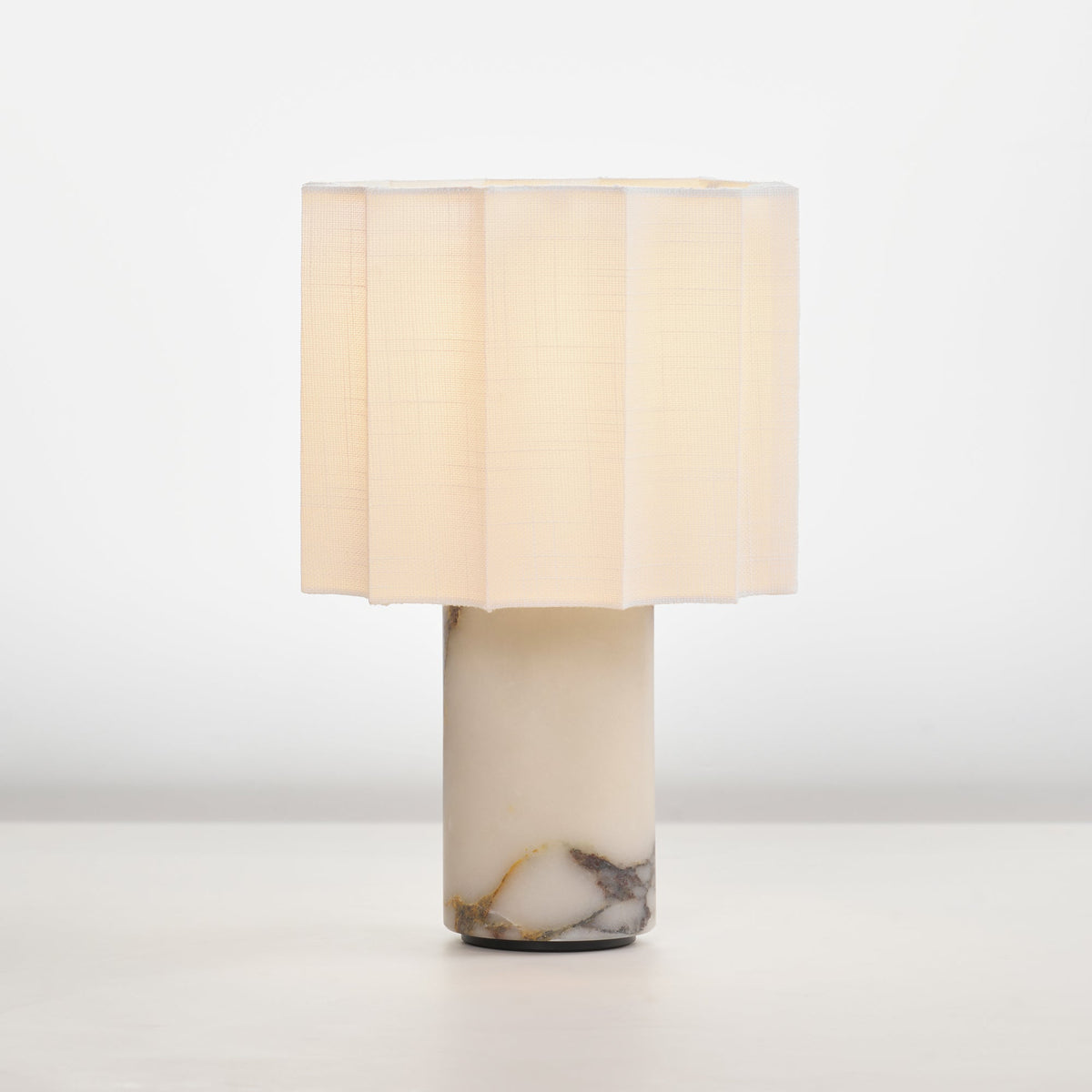 Serenity lámpara de mesa con pantalla de tejido plisado y base de mármol