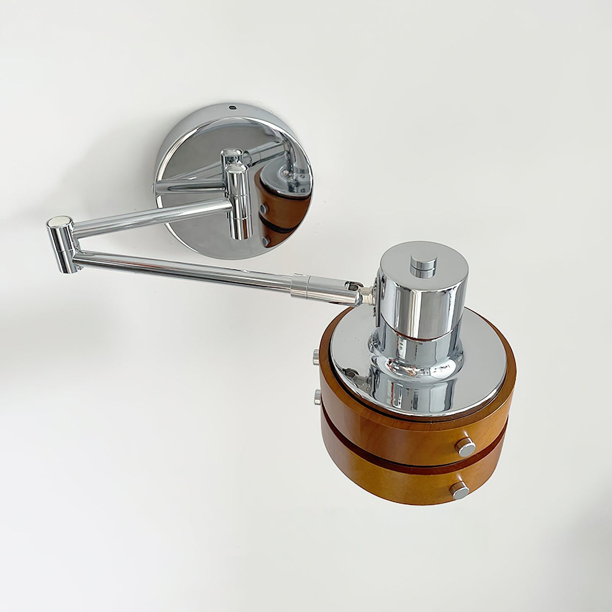 Lámpara de Pared con Pantalla de Barril de Metal y Madera Ajustable, Estilo Medio Siglo