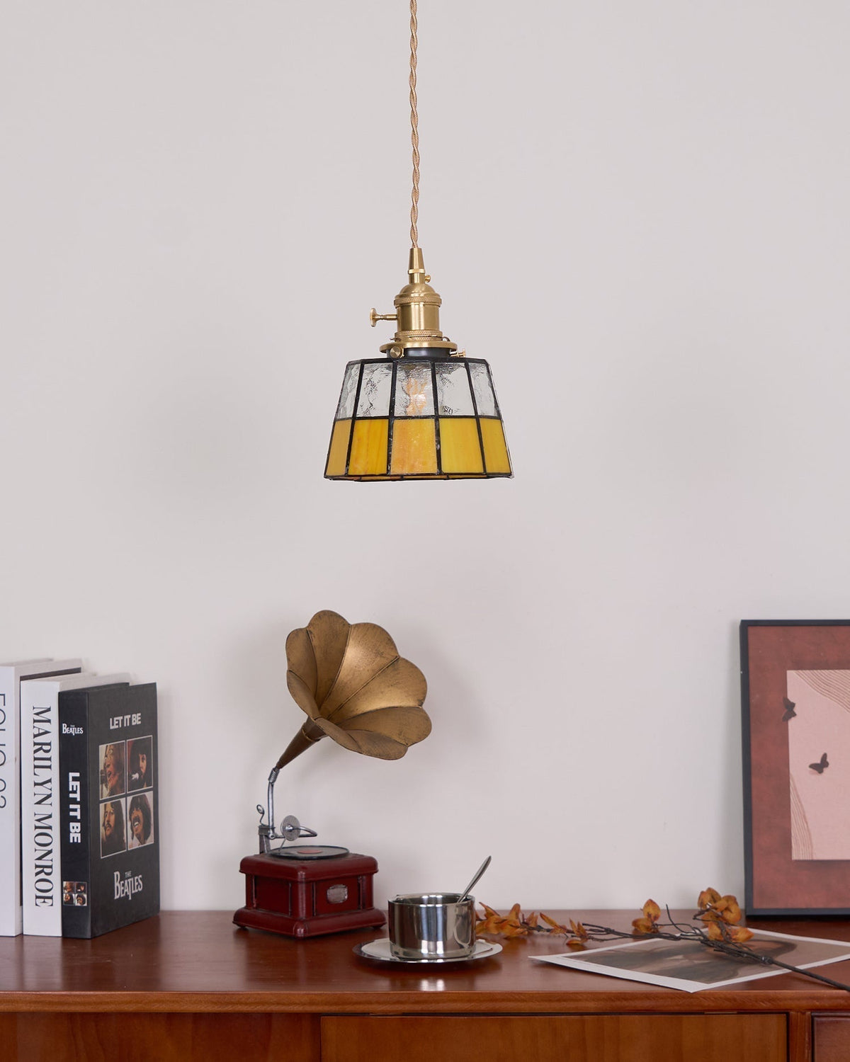 Lámpara colgante de vidrio esmerilado con patrón vintage y detalles en latón estilo retro