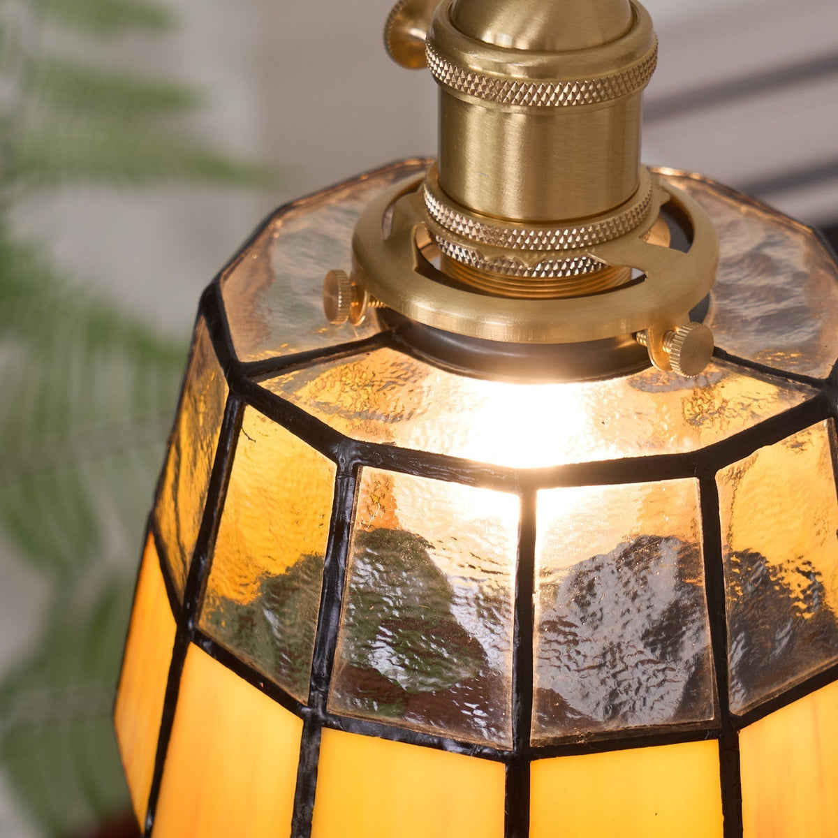 Lámpara colgante de vidrio esmerilado con patrón vintage y detalles en latón estilo retro