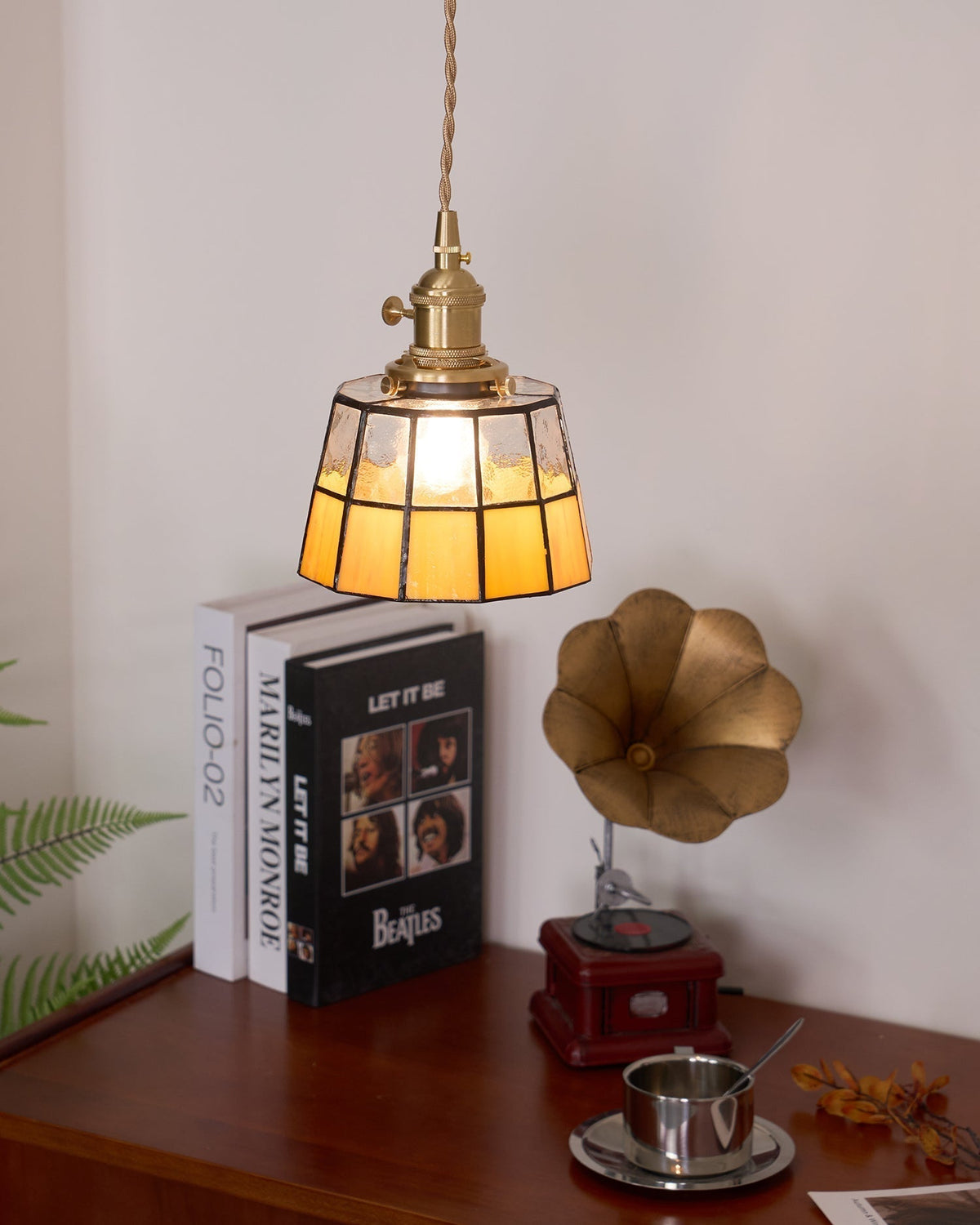 Lámpara colgante de vidrio esmerilado con patrón vintage y detalles en latón estilo retro