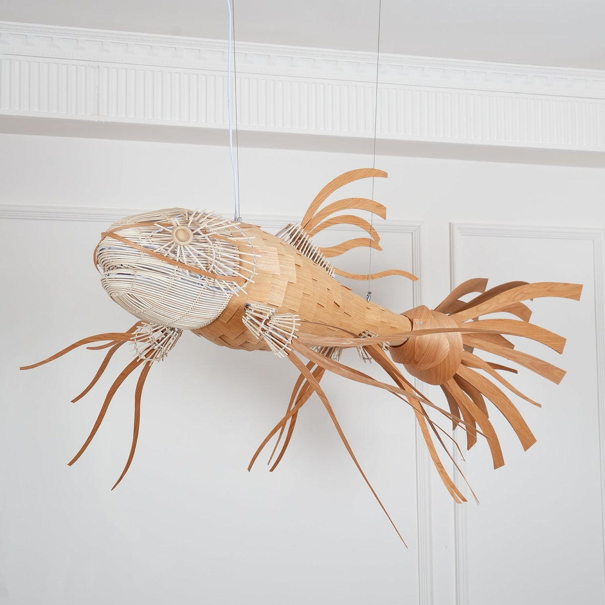 Lámpara de araña Koi de madera con listones superpuestos