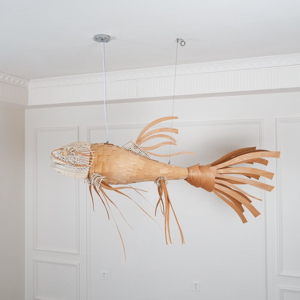Lámpara de araña Koi de madera con listones superpuestos