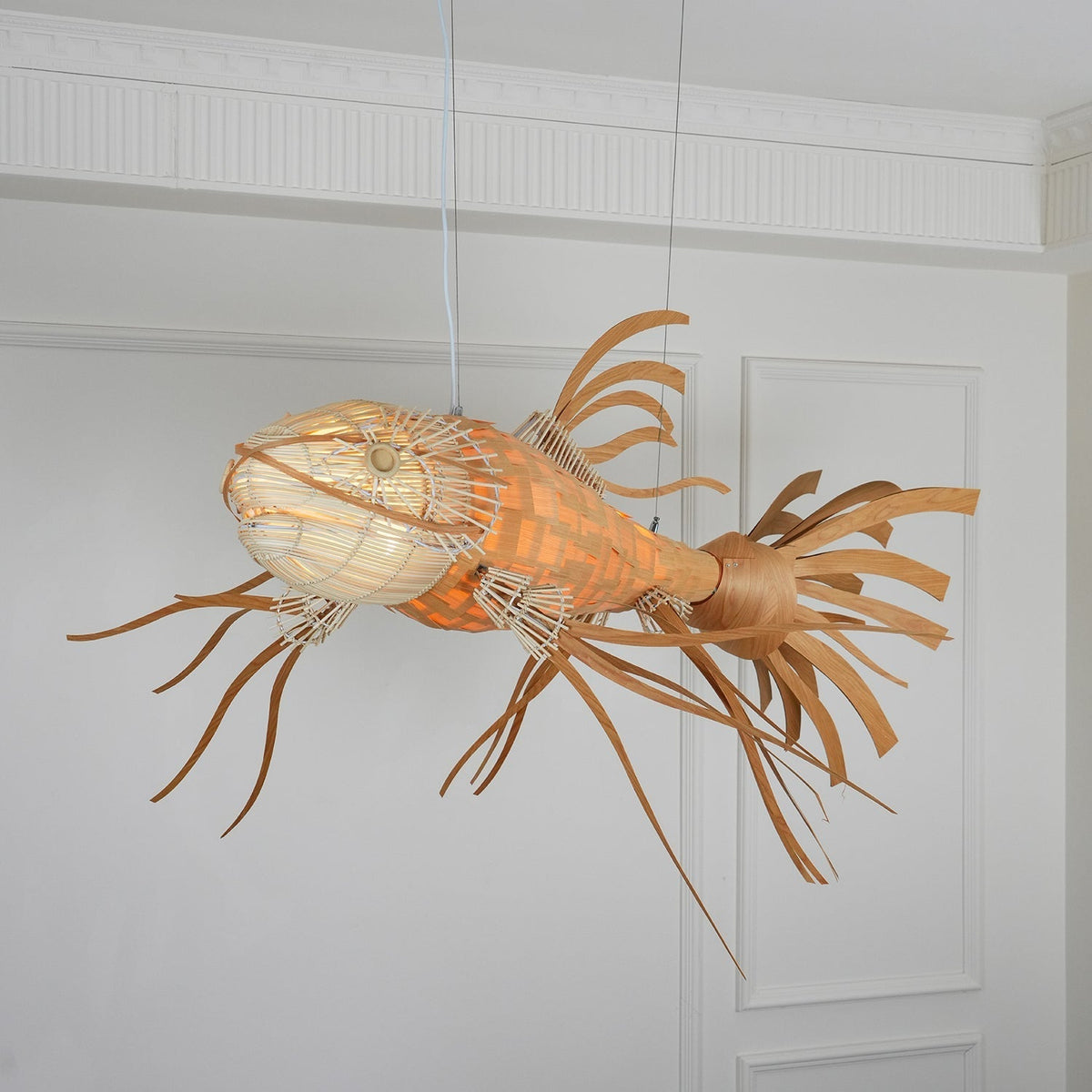 Lámpara de araña Koi de madera con listones superpuestos