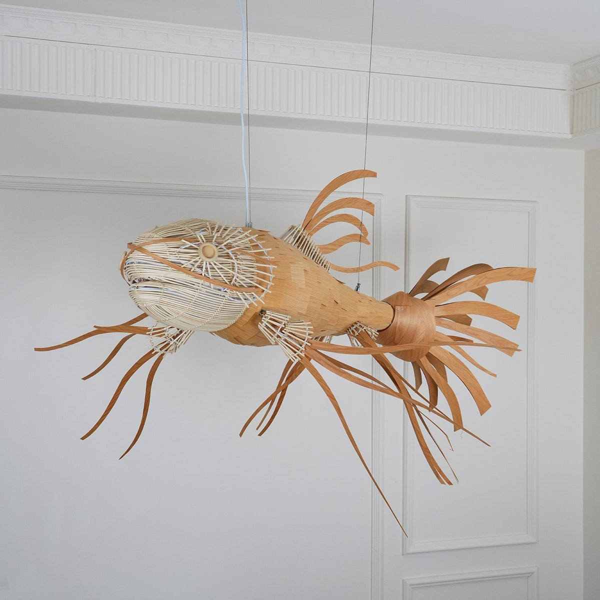 Lámpara de araña Koi de madera con listones superpuestos
