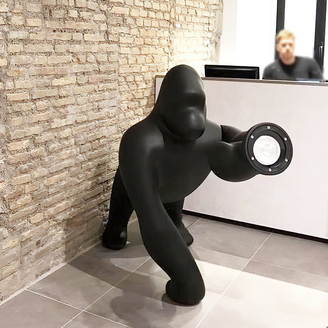 Zasolil lámpara de pie artística de resina Gorilla