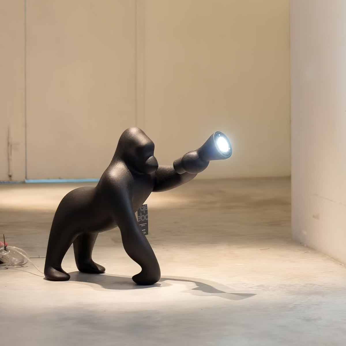 Zasolil lámpara de pie artística de resina Gorilla