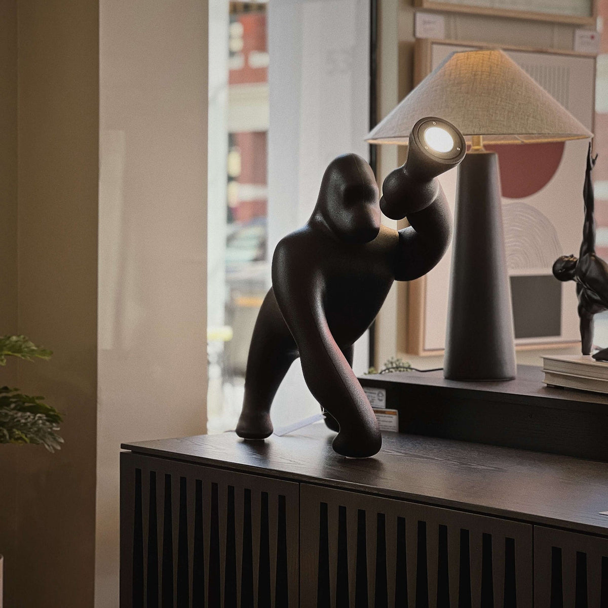 Zasolil lámpara de pie artística de resina Gorilla