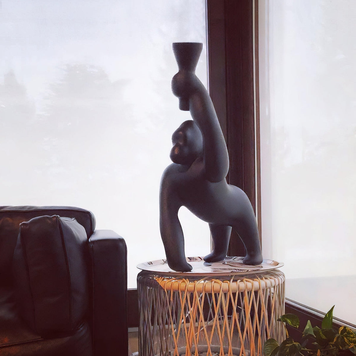 Zasolil lámpara de pie artística de resina Gorilla