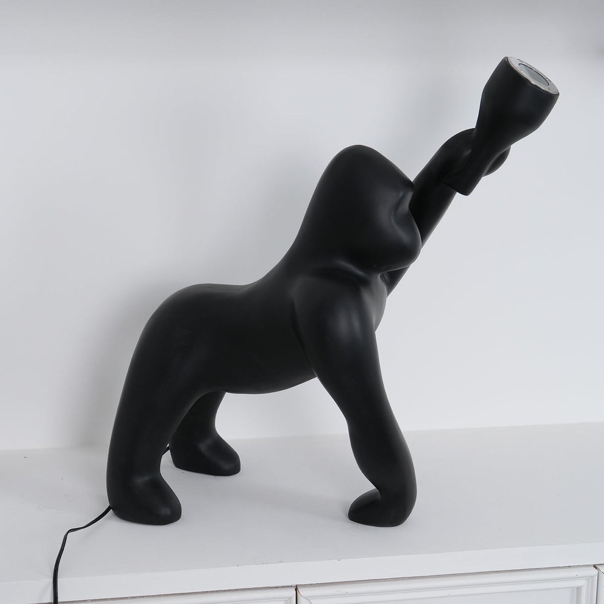 Zasolil lámpara de pie artística de resina Gorilla