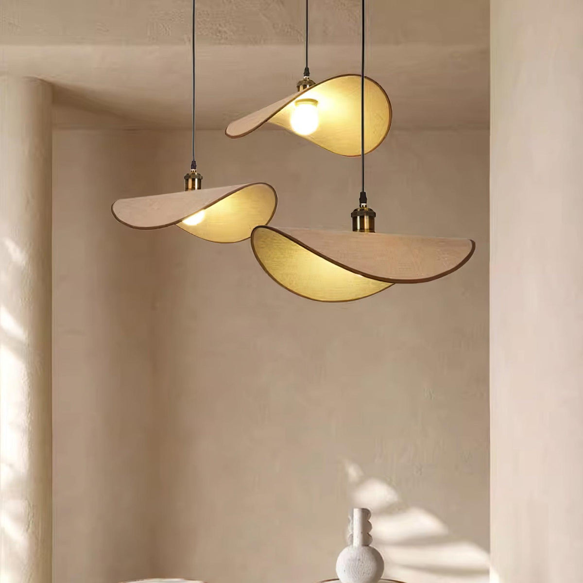 Mirelle lámpara colgante con pantalla de lino y estructura de madera minimalista de tejido