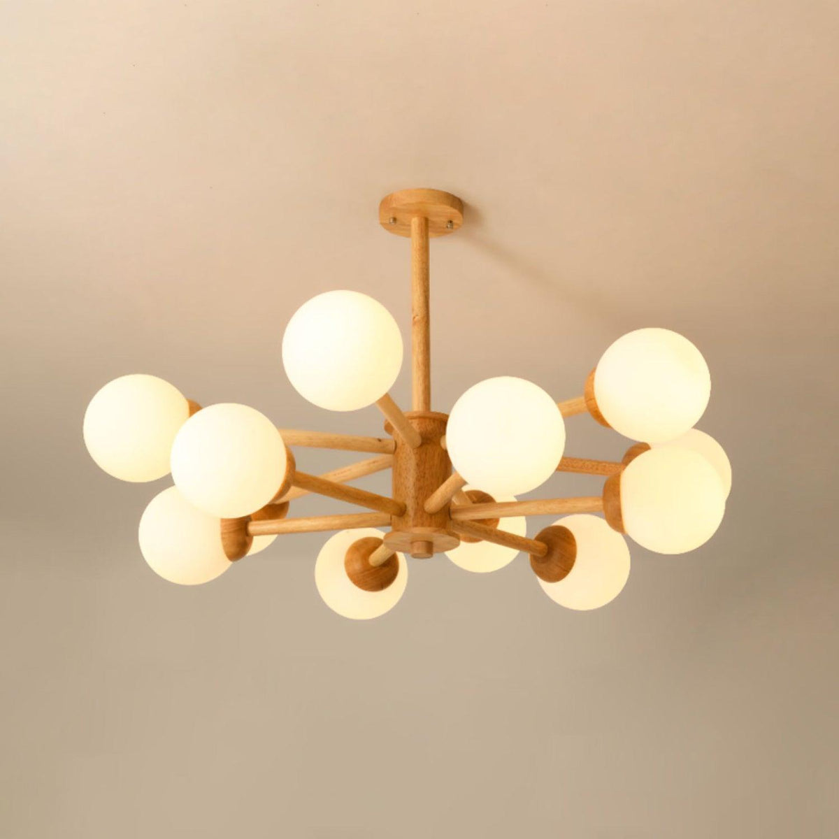 Kalds lámpara de araña de madera minimalista con esfera natural