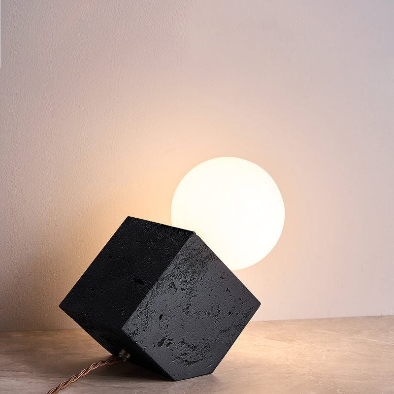 Milo lámpara de mesa minimalista negra de travertino