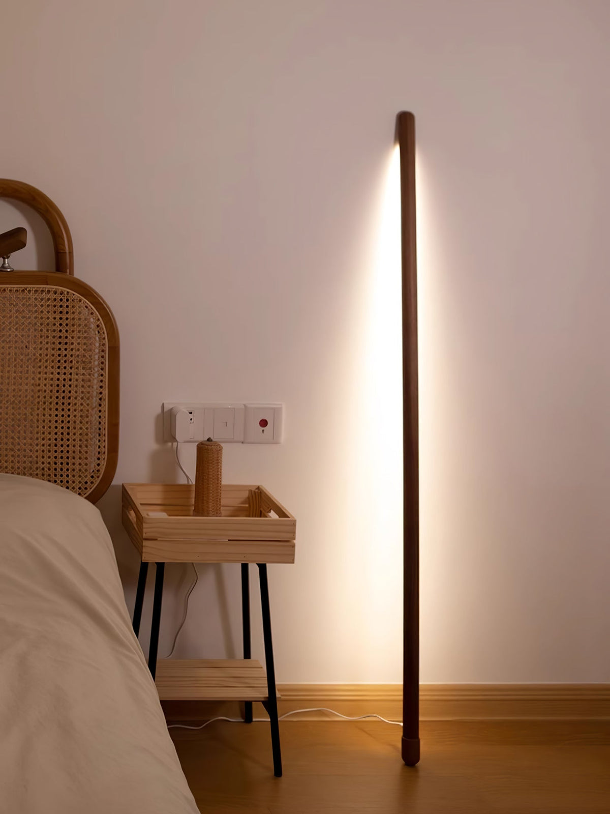 Echo lámpara de pie lineal moderna de madera