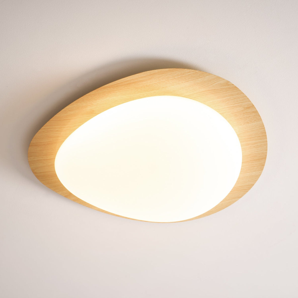 Sylenia lámpara de techo Pebble en nogal con acabado de grano de madera y pantalla de acrílico LED