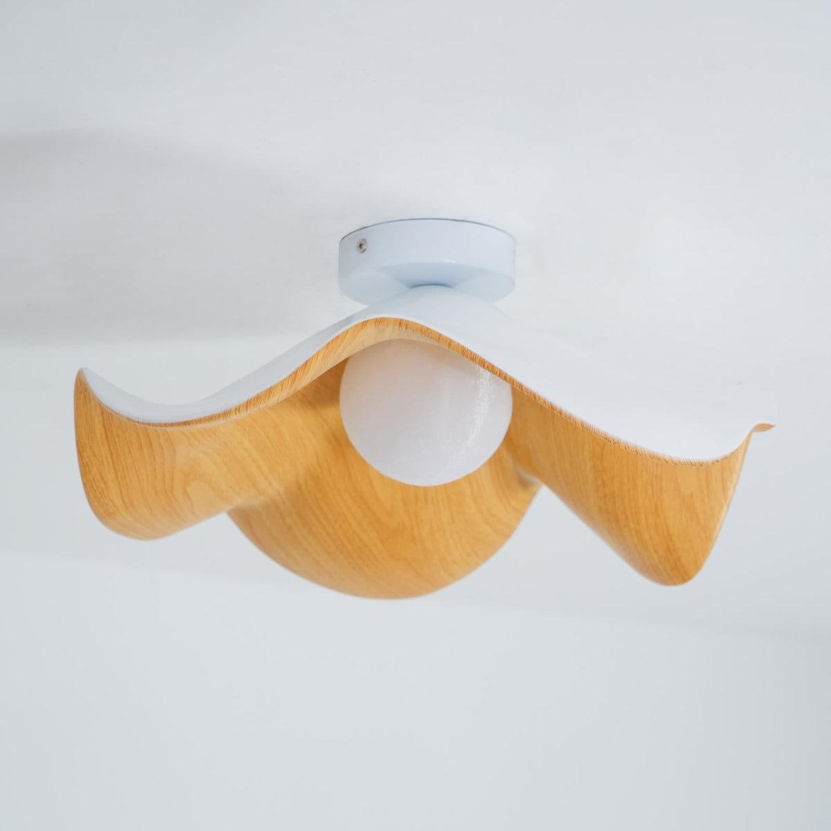 Belenor lámpara de techo Lotus Leaf con acabado de madera y blanco