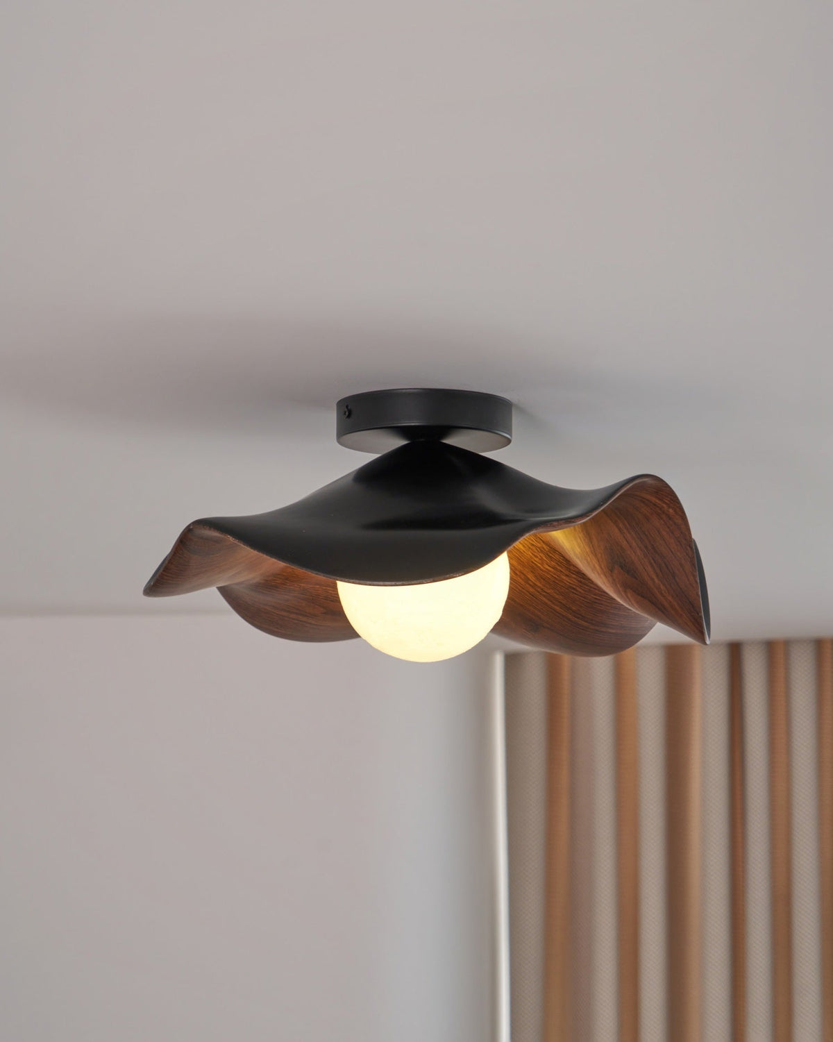 Belenor lámpara de techo Lotus Leaf con acabado de madera y blanco
