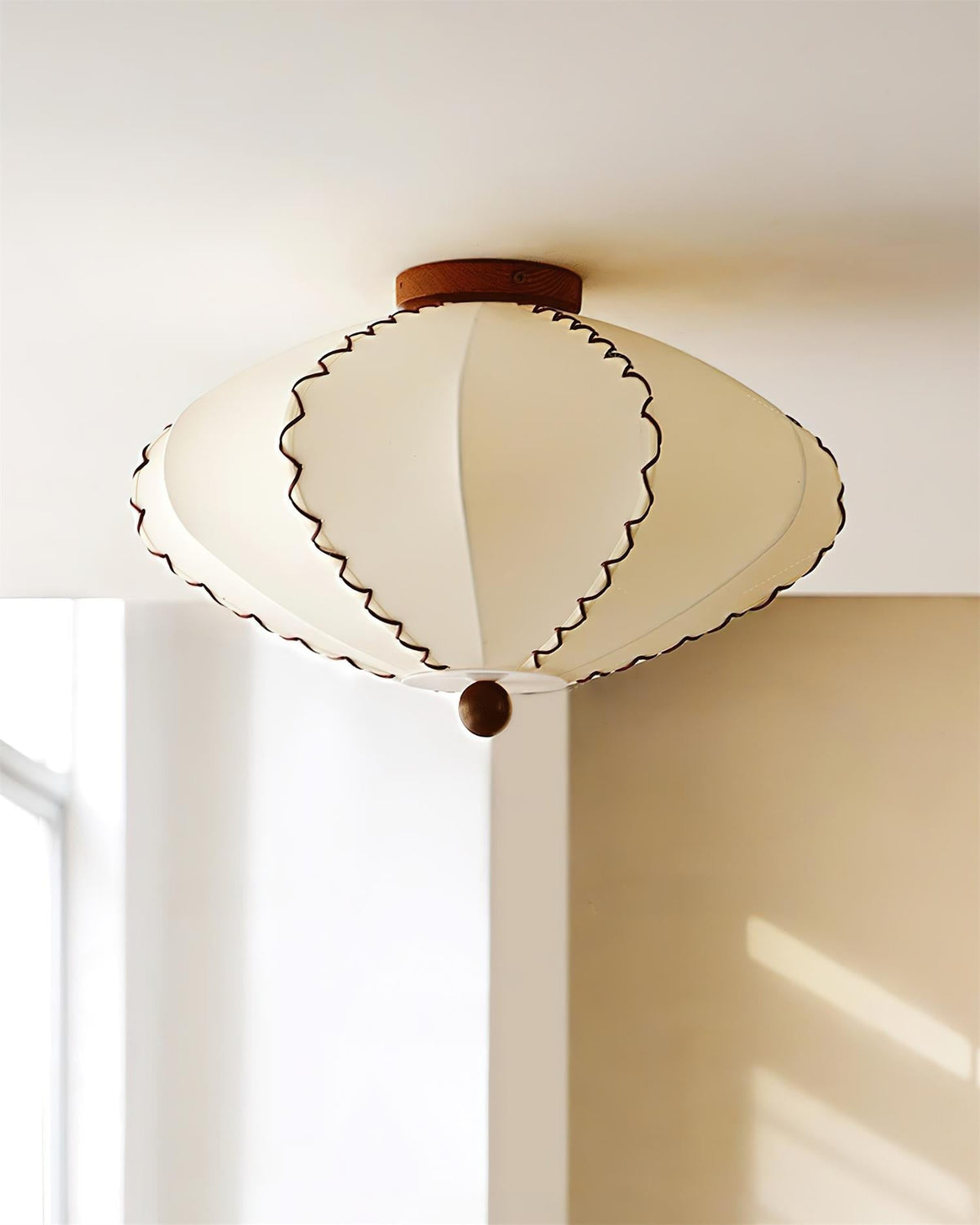 Colette lámpara de techo de tejido beige y madera de nogal