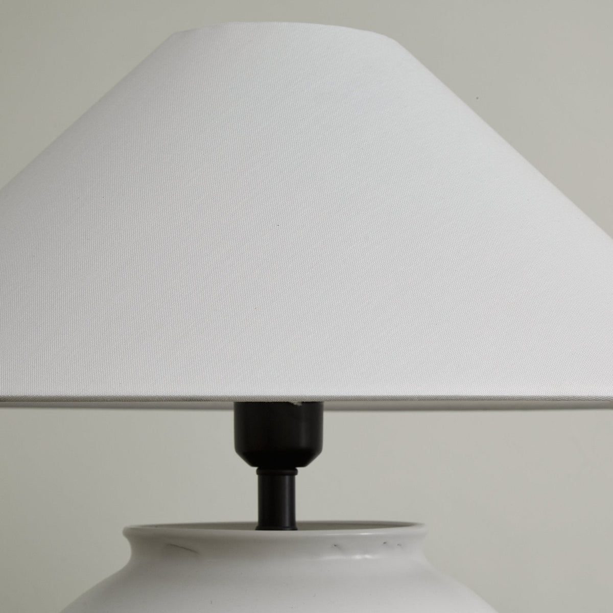 Serinina lámpara de mesa clásica de tejido