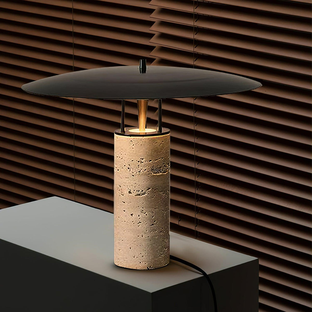 Eara lámpara de mesa Disc-Pillar travertino