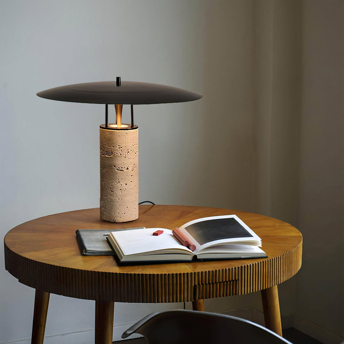 Eara lámpara de mesa Disc-Pillar travertino