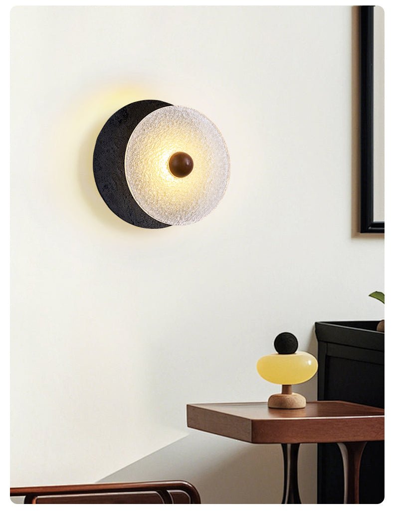 Valalaine aplique de pared con disco de vidrio texturizado y placa trasera de travertino negro