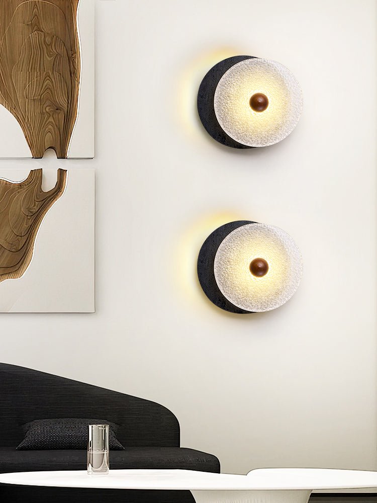 Valalaine aplique de pared con disco de vidrio texturizado y placa trasera de travertino negro