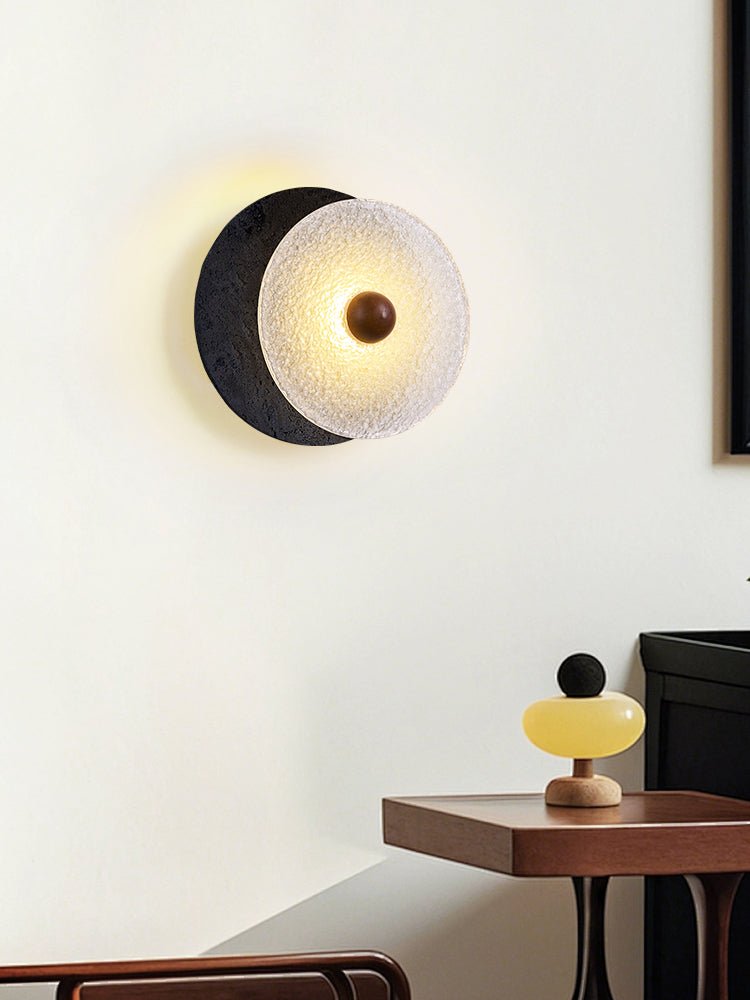 Valalaine aplique de pared con disco de vidrio texturizado y placa trasera de travertino negro
