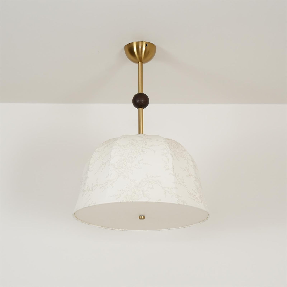 Lámpara de techo en tela, metal y madera para interiores cálidos elegantes