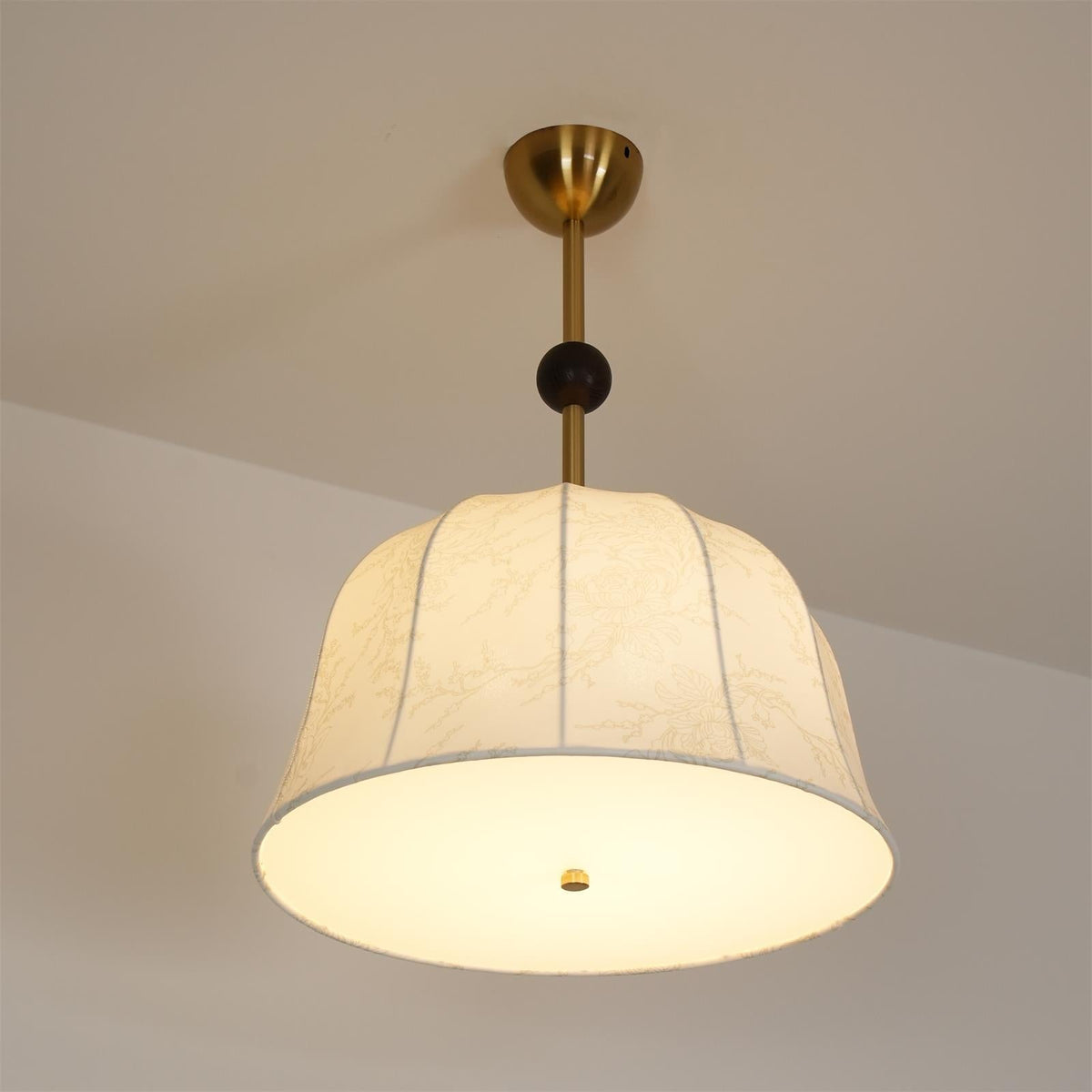 Lámpara de techo en tela, metal y madera para interiores cálidos elegantes
