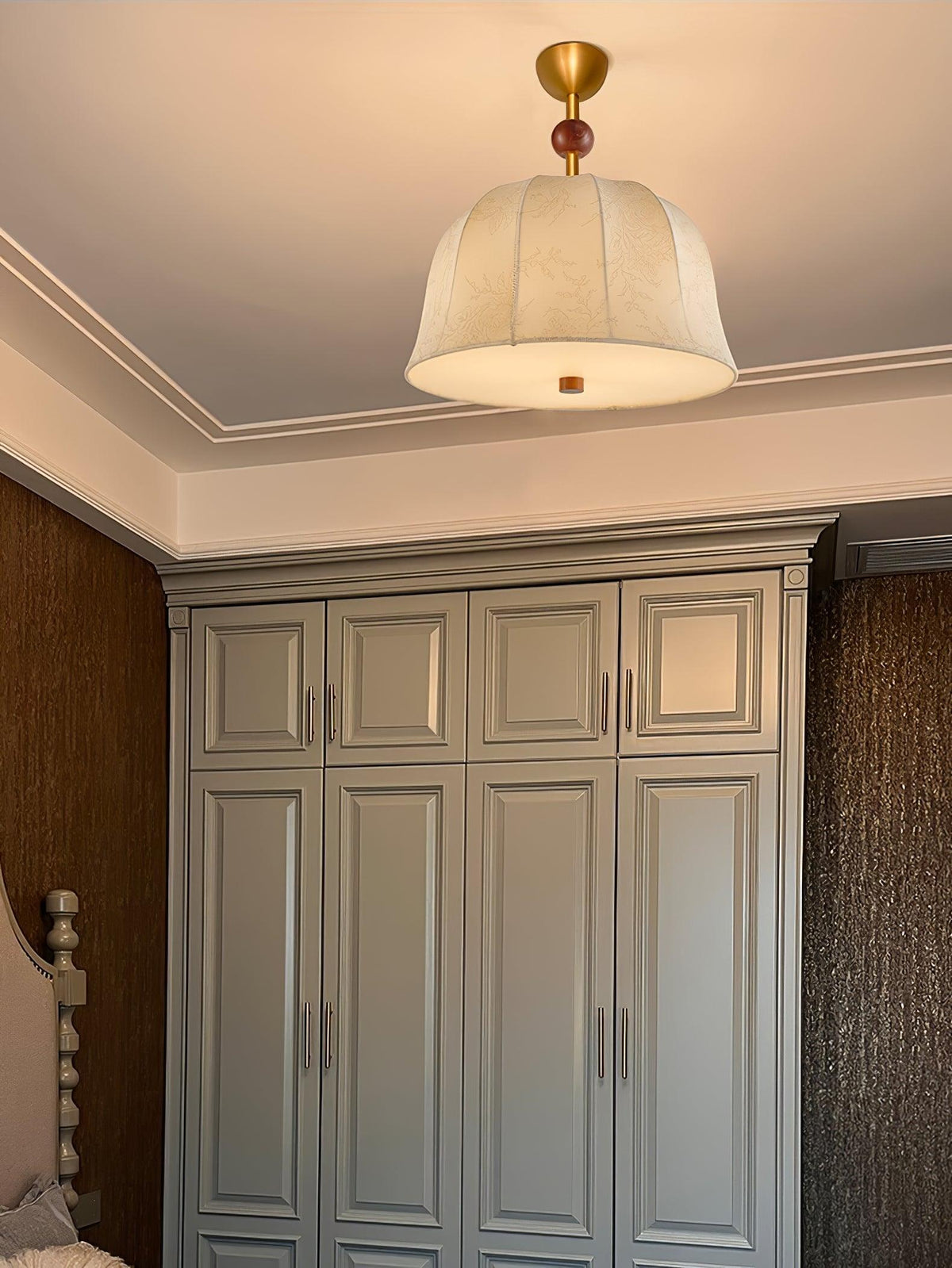 Lámpara de techo en tela, metal y madera para interiores cálidos elegantes