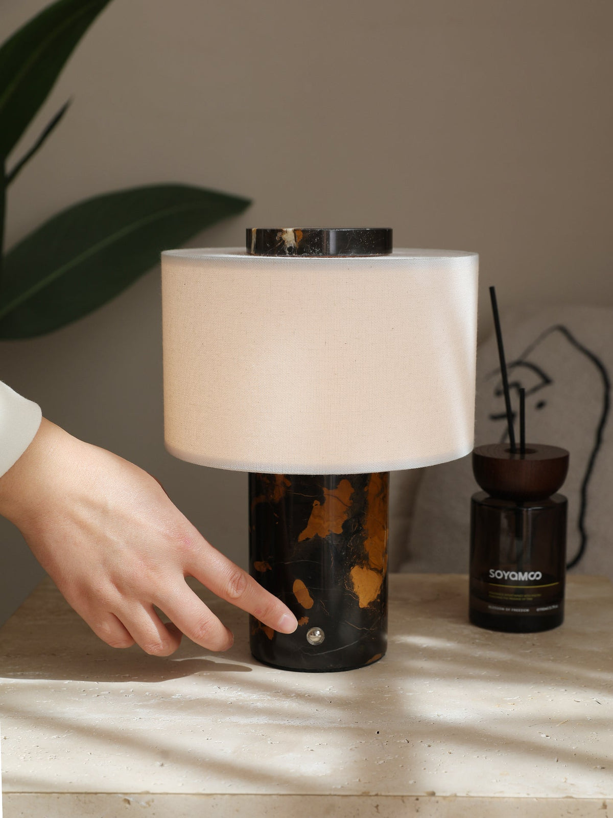 Kalvy lámpara de mesa cilíndrica de mármol travertino
